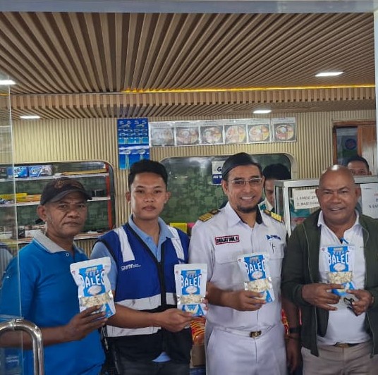 Bupati Lembata Serahkan Produk UMKM Jagung Titi ke Sagara Mart KM Bukit Siguntang